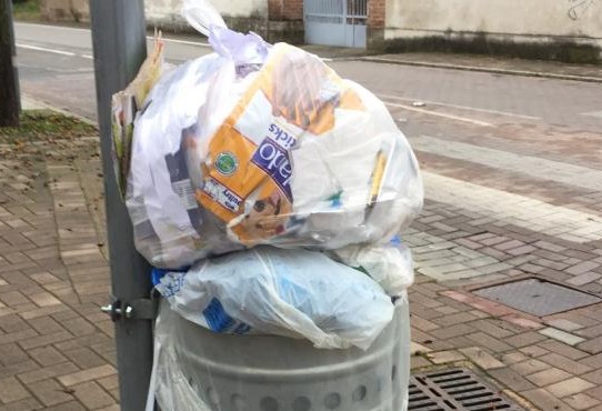 Gettavano i rifiuti di casa nei cestini pubblici, scoperti e sanzionati