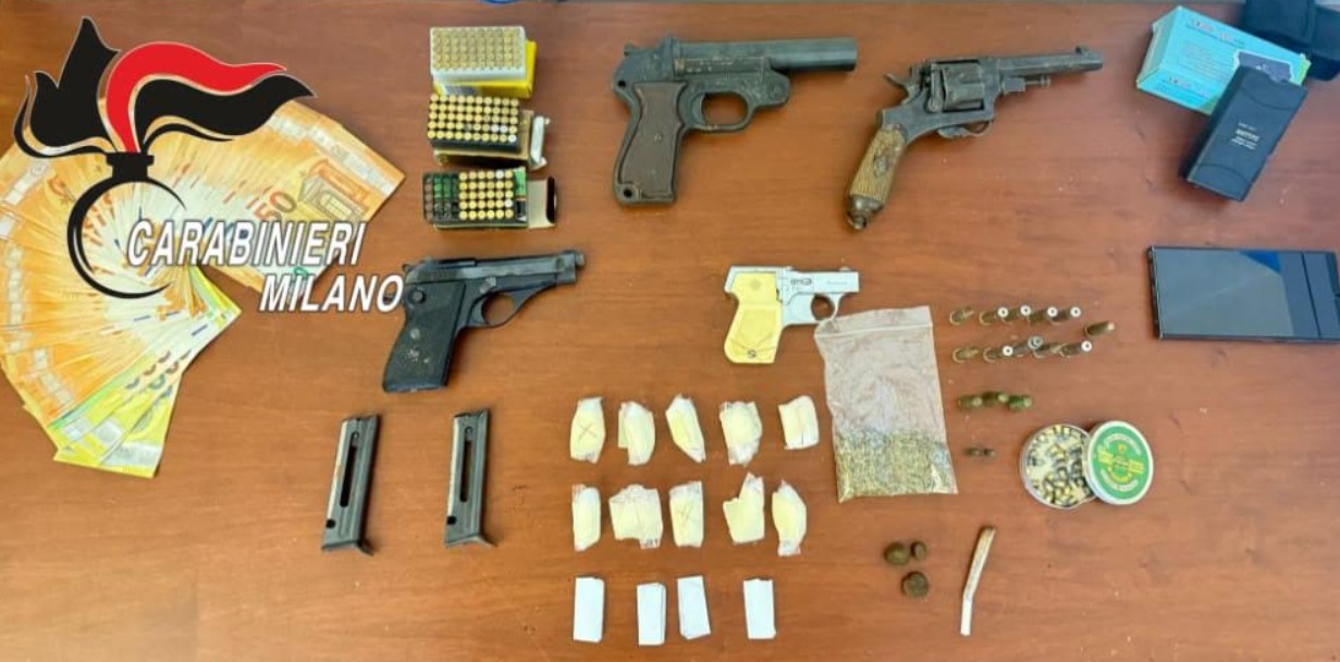 Pistole e droga in casa, arrestato un uomo di 56 anni