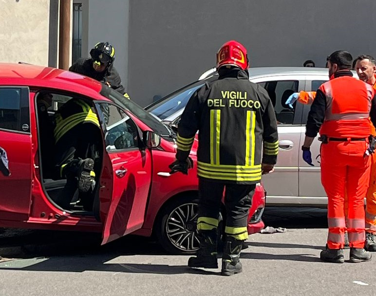 Incidente tra due auto, arriva anche l’elisoccorso