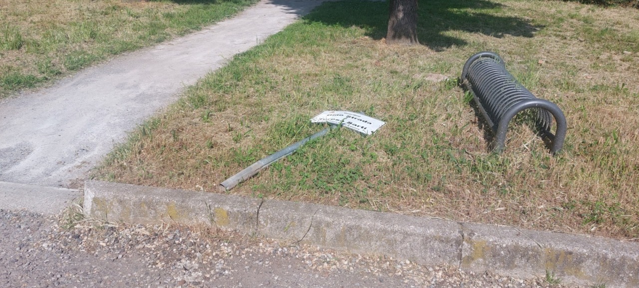 Vandalizzata la targa dedicata a Gino Strada e Teresa Sarti