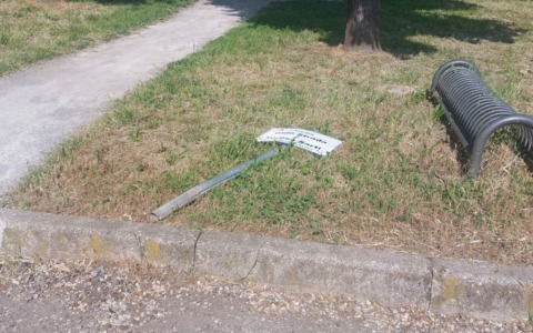 Vandalizzata la targa dedicata a Gino Strada e Teresa Sarti