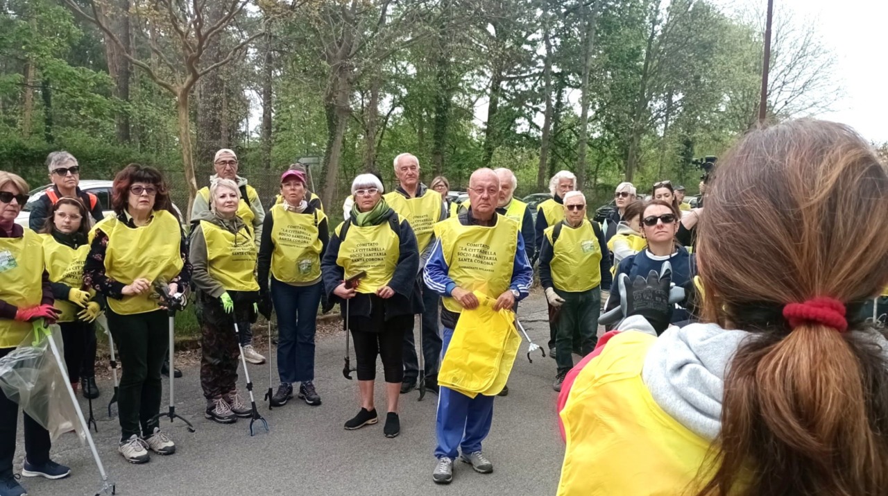 Quasi cento cittadini nella pineta dell’ex ospedale di Garbagnate per la Giornata del Verde Pulito