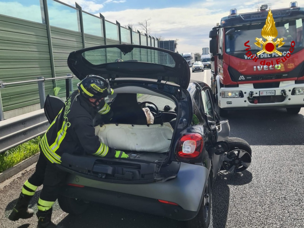 Incidente fra un’auto e un mezzo pesante: intervengono i Vigili del Fuoco