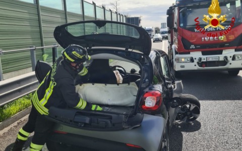 Incidente fra un’auto e un mezzo pesante: intervengono i Vigili del Fuoco