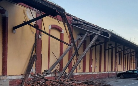 Crollo all’ex magazzino della stazione