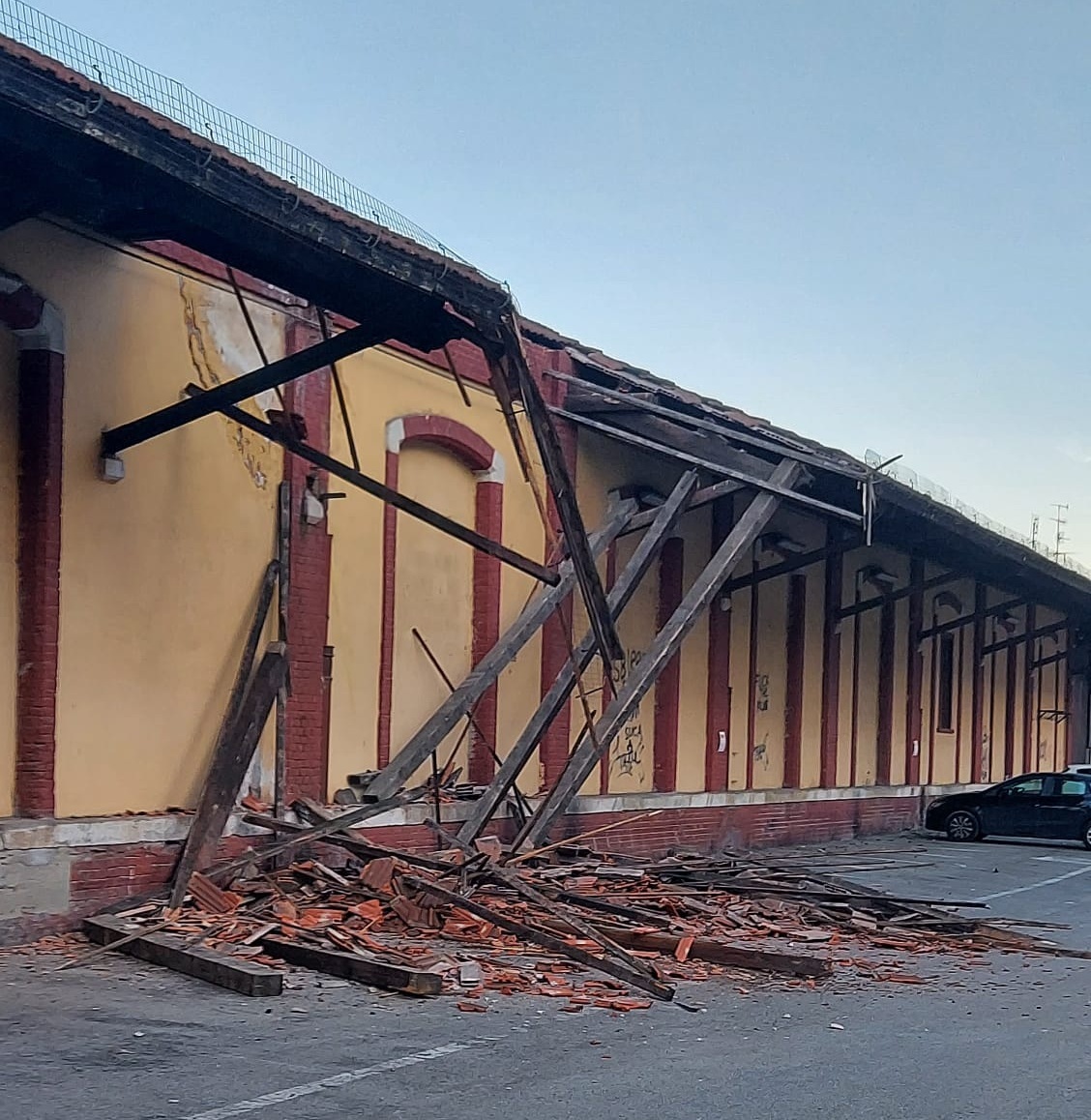 Crollo all’ex magazzino della stazione