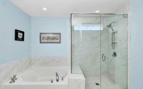 Materiali piatto doccia a confronto: acciaio, ceramica, marmoresina o acrilico?