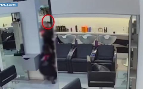 Rapina a mano armata, ma l’orologio è una replica: due arresti