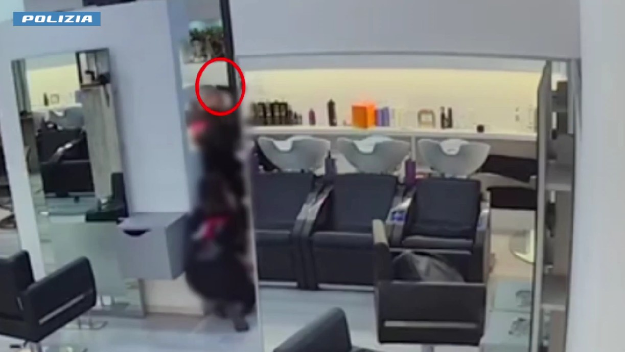 Rapina a mano armata, ma l’orologio è una replica: due arresti