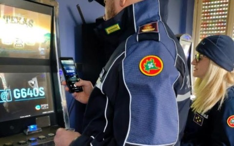 Alcol ai minorenni, slot machine illegali, droga all’interno di un bar, serata di controlli della Polizia Locale