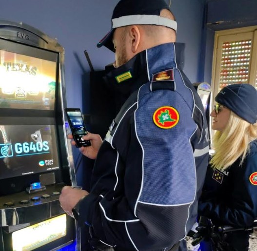 Alcol ai minorenni, slot machine illegali, droga all’interno di un bar, serata di controlli della Polizia Locale