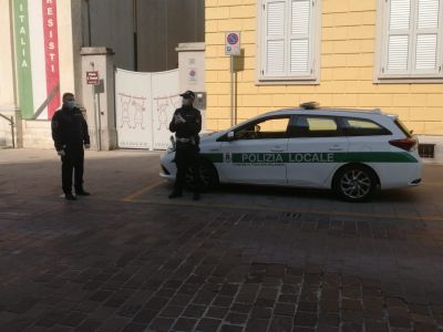 Senza patente e contromano, non si ferma all’alt: denunciato un 35enne di Corbetta