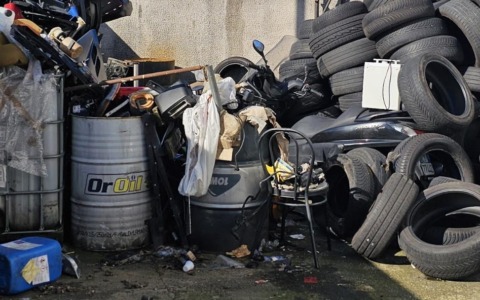 Rifiuti speciali accatastati nel cortile dell’officina: multa da 16mila e 500 euro