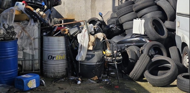 Rifiuti speciali accatastati nel cortile dell’officina: multa da 16mila e 500 euro