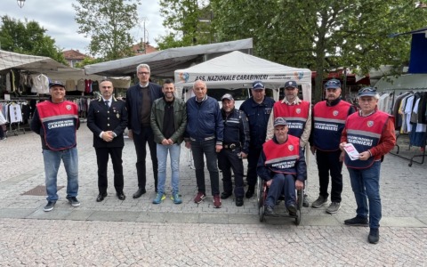 Associazione Nazionale Carabinieri al mercato contro le truffe