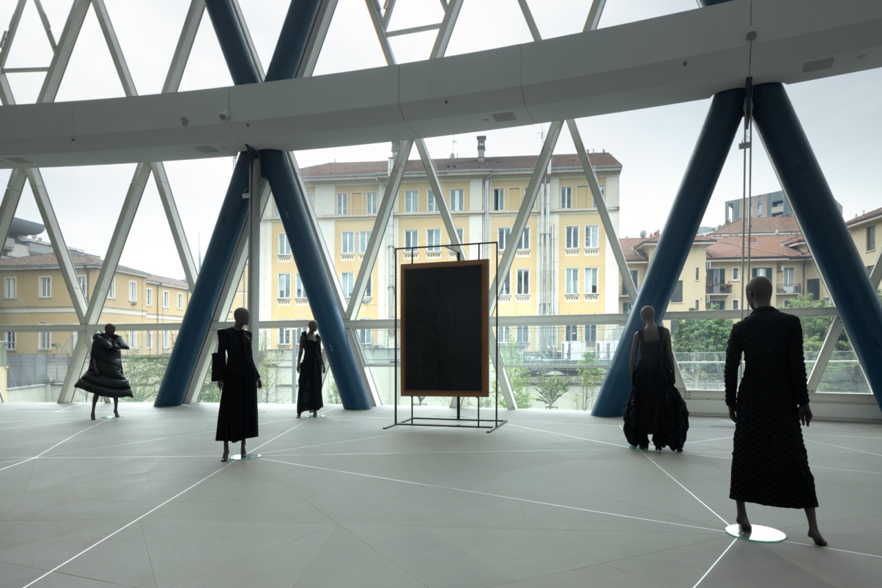 Unipol Tower ospita “Abitare il Nero”: Burri e i maestri della moda giapponese