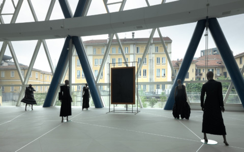 Unipol Tower ospita “Abitare il Nero”: Burri e i maestri della moda giapponese