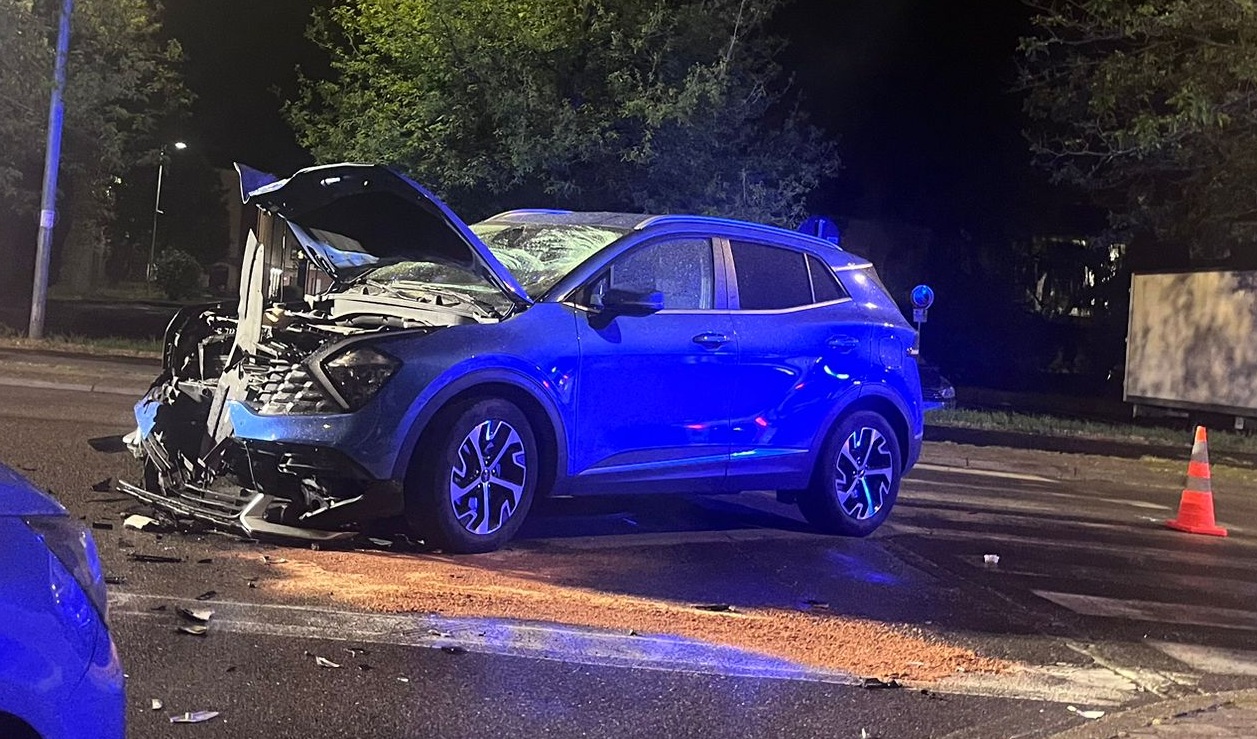 Schianto tra un'auto e uno scooter: 25enne portato all'ospedale in condizioni critiche