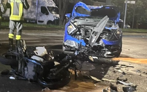 Schianto tra un’auto e uno scooter: 25enne portato all’ospedale in condizioni critiche