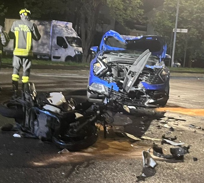 Schianto tra un’auto e uno scooter: 25enne portato all’ospedale in condizioni critiche