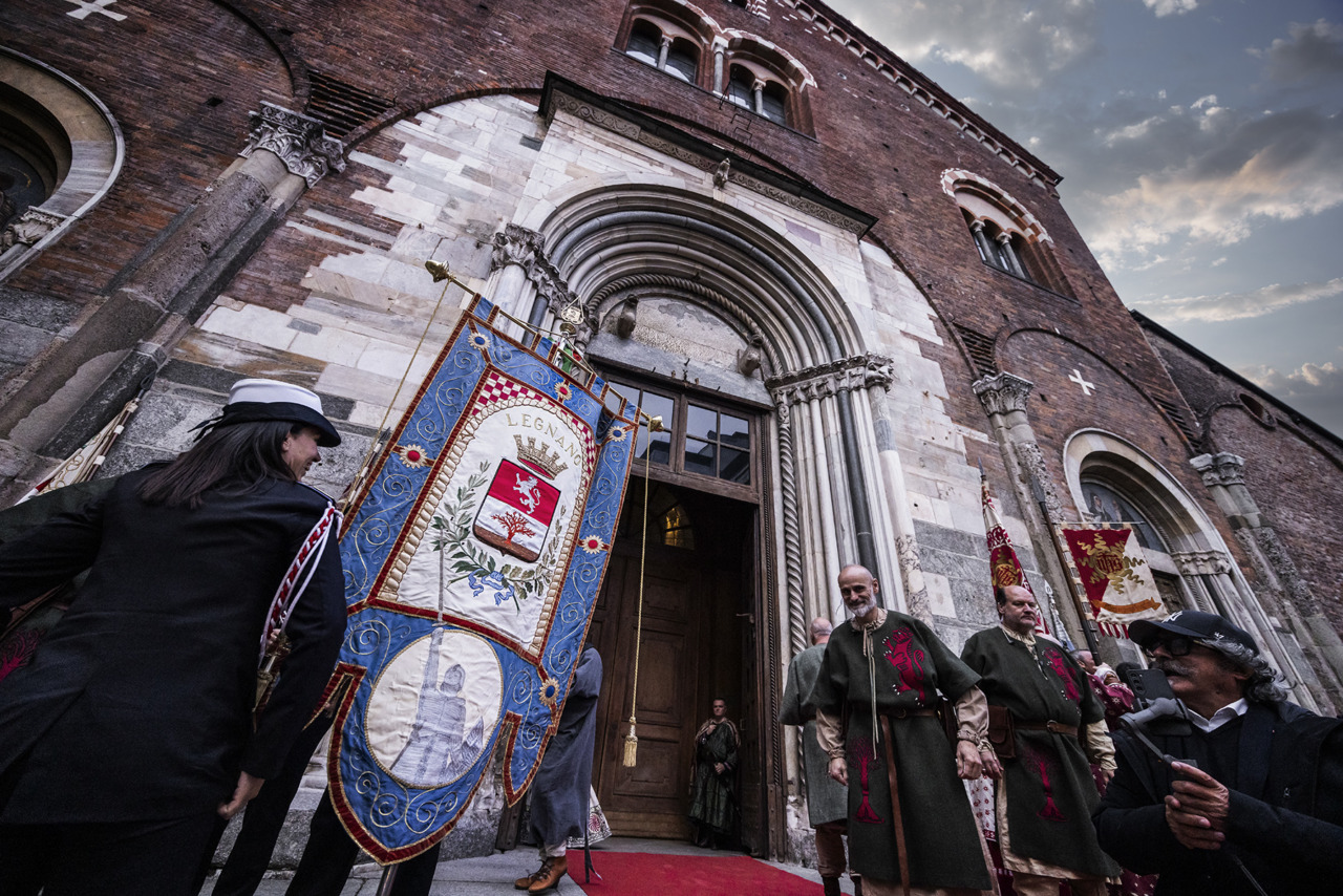 La Croce del Palio illumina Milano: suggestiva Veglia con l'arcivescovo