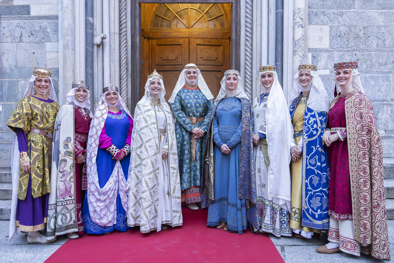 La Croce del Palio illumina Milano: suggestiva Veglia con l'arcivescovo