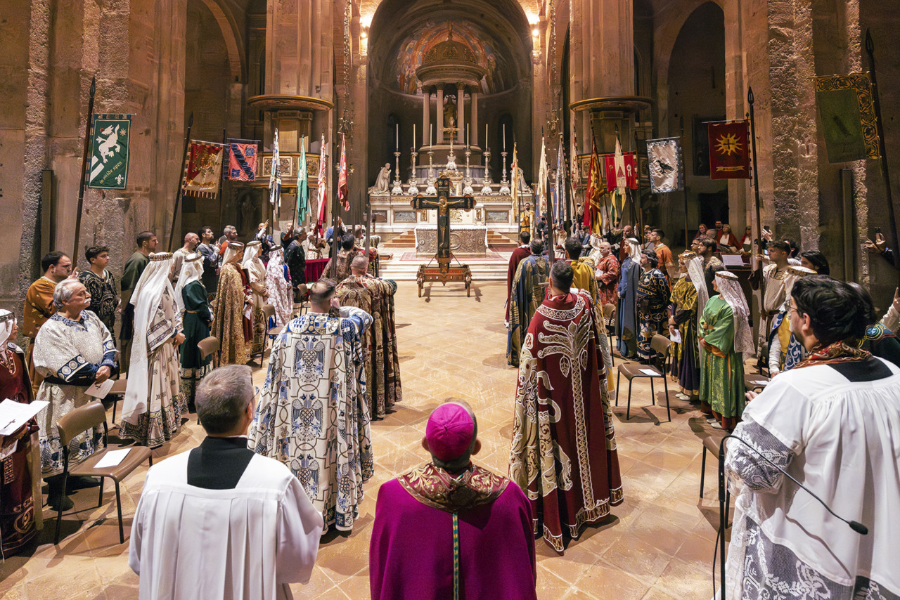 La Croce del Palio illumina Milano: suggestiva Veglia con l’arcivescovo