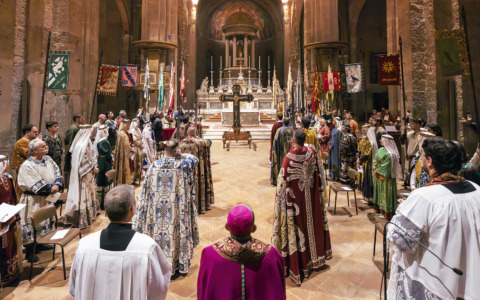 La Croce del Palio illumina Milano: suggestiva Veglia con l’arcivescovo