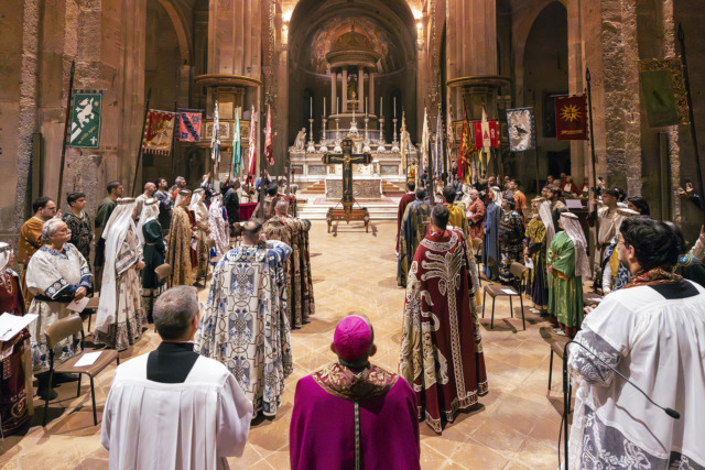 La Croce del Palio illumina Milano: suggestiva Veglia con l’arcivescovo