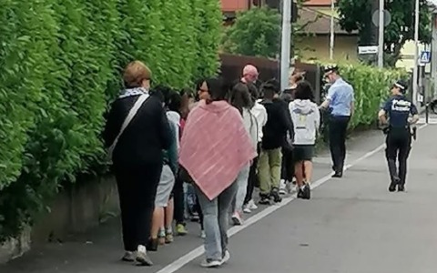 Polizia Locale e sindaco a spasso coi bambini per insegnare i cartelli stradali