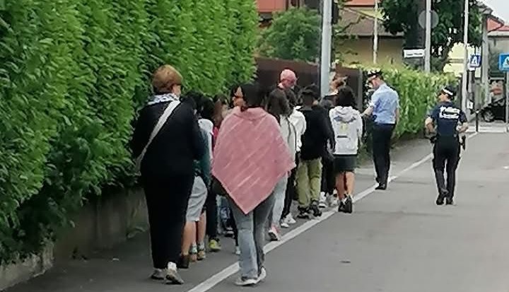 Polizia Locale e sindaco a spasso coi bambini per insegnare i cartelli stradali