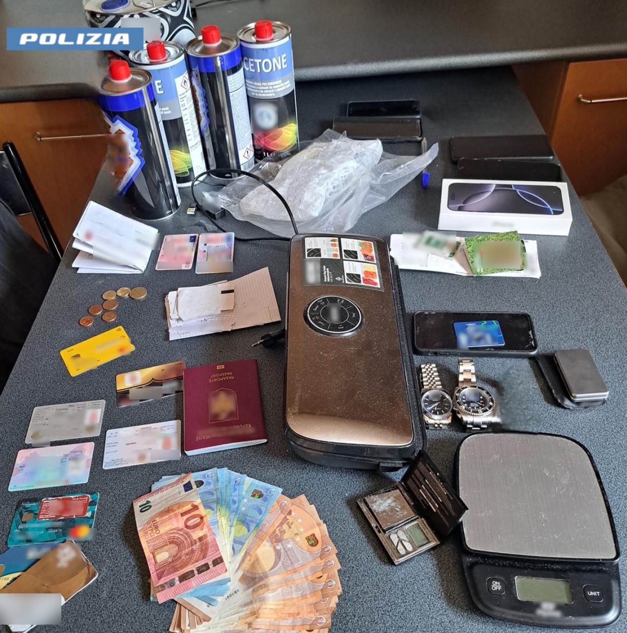In casa trasformava la cocaina da liquida a solida