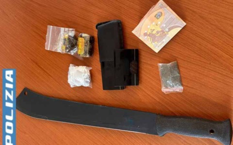 Aveva droga, machete e polvere da sparo in casa: arrestato