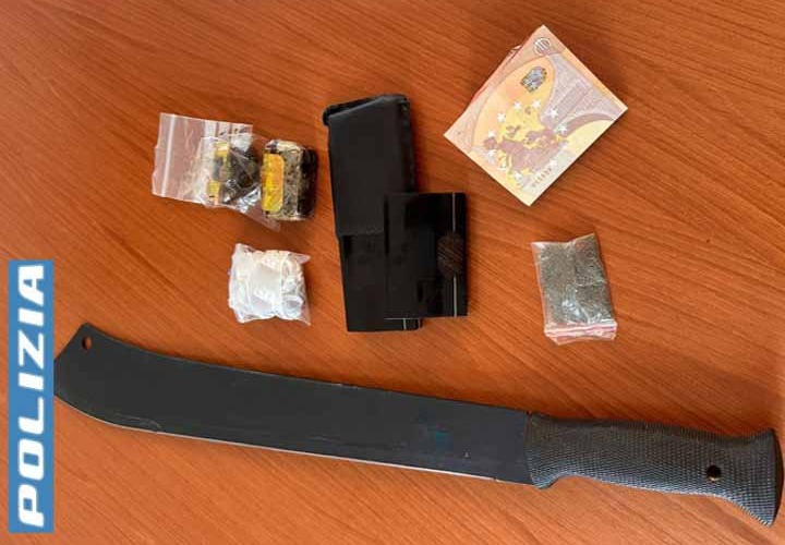 Aveva droga, machete e polvere da sparo in casa: arrestato