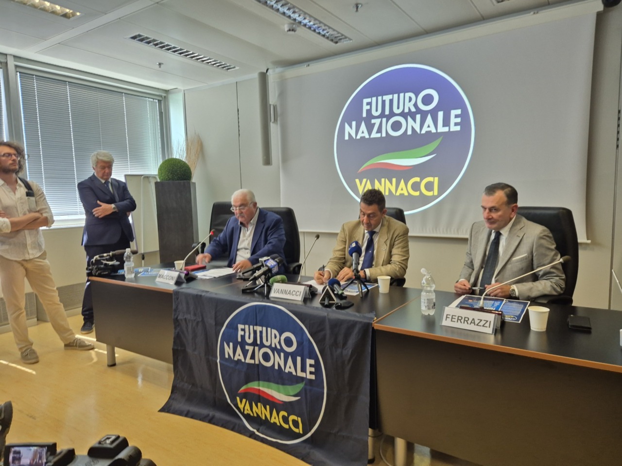 Vannacci in Regione Lombardia: Ferrazzi e Macconi passano a Futuro Nazionale. “Siamo il sestante per aggiustare la rotta”