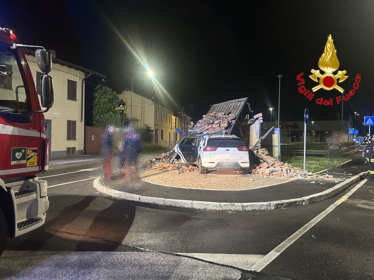 Esce di strada e finisce contro una cappella votiva