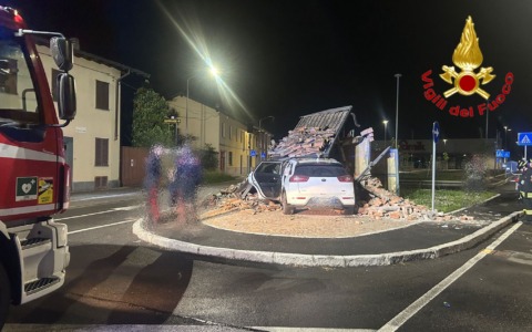 Esce di strada e finisce contro una cappella votiva