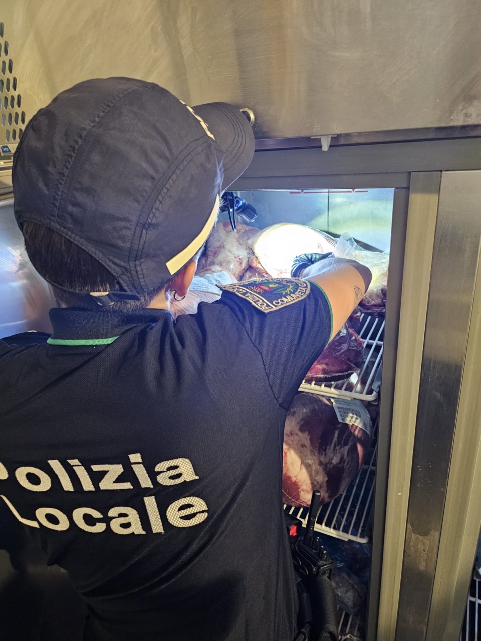 Cibo scaduto a terra, insetti morti e rifiuti non rimossi: maxi multa per un ristorante