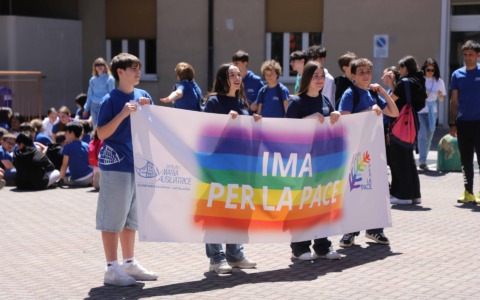 Gli studenti dell’Ima costruiscono il “nuovo paradiso” della pace ispirandosi a Pistoletto
