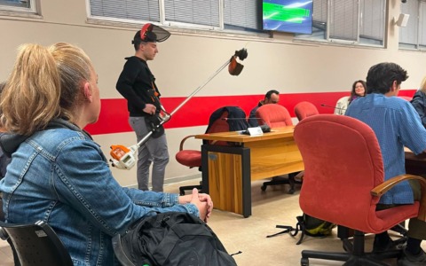 In aula col decespugliatore, la singolare protesta del consigliere milanese