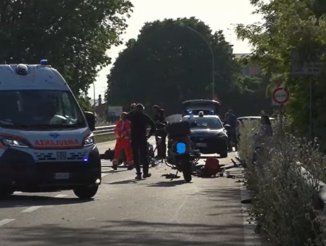 Terribile schianto moto-bici, morto un 66enne