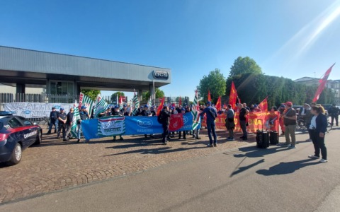 Crisi BCS, i dipendenti scendono in piazza
