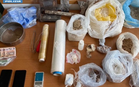 Il bagno condominiale diventa la fabbrica dell’eroina: 52enne arrestato