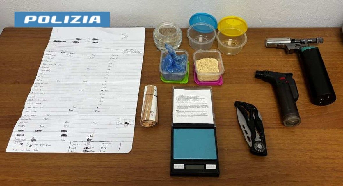 Al controllo alla barriera dell’A8 spunta il kit dello spaccio: pusher arrestato