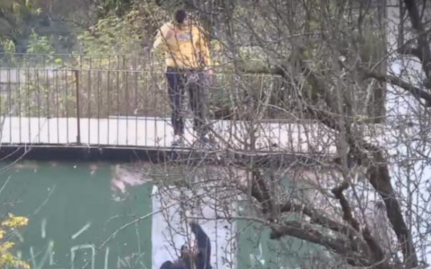 Droga lanciata dal terrazzo, arrestati due pusher a Buscate