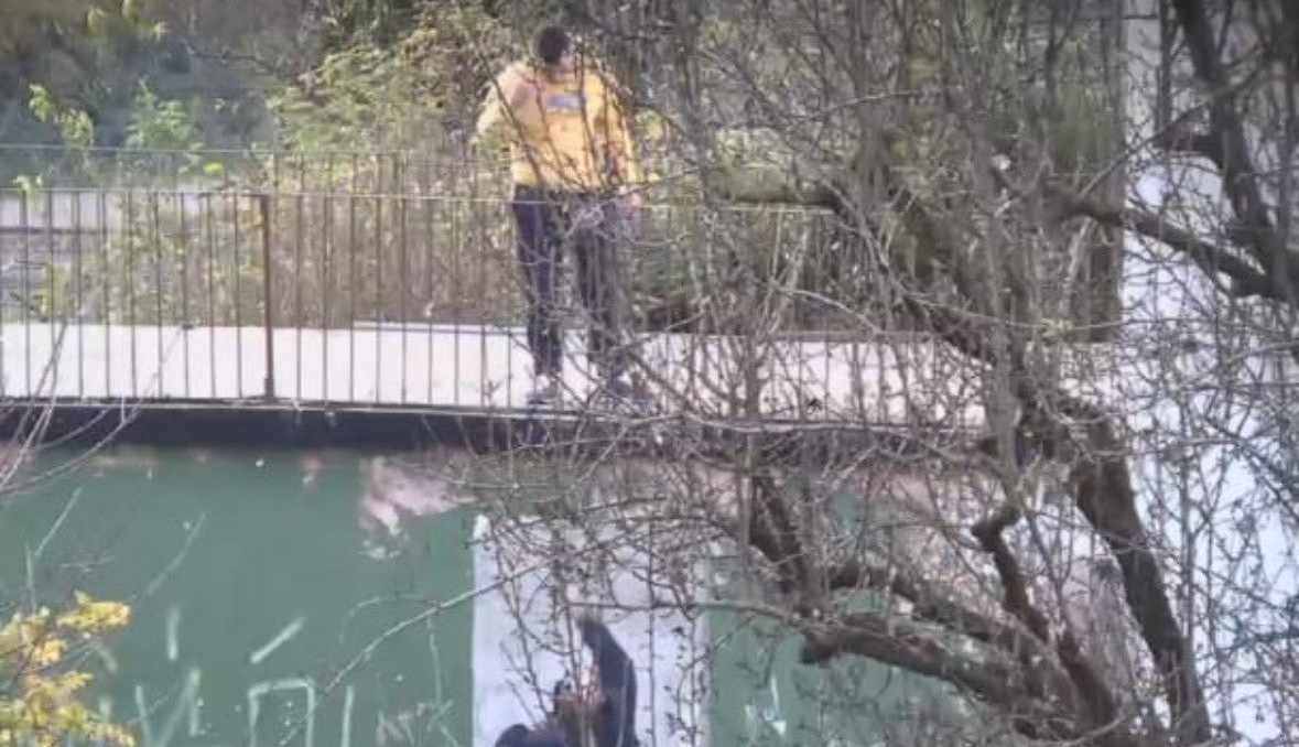 Droga lanciata dal terrazzo, arrestati due pusher a Buscate