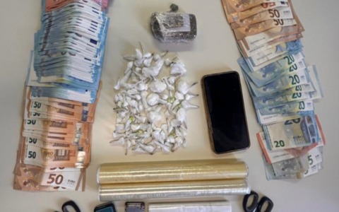 Aveva ben 100 dosi di cocaina e hashish: pusher arrestato