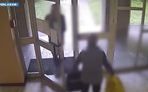 Strappa la catenina a un’anziana e fugge: fermato dalla Polizia