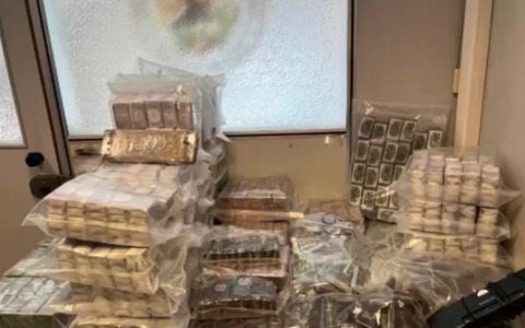 Nell’auto 30 kg di hashish e nei frigo altri 160: pusher arrestati
