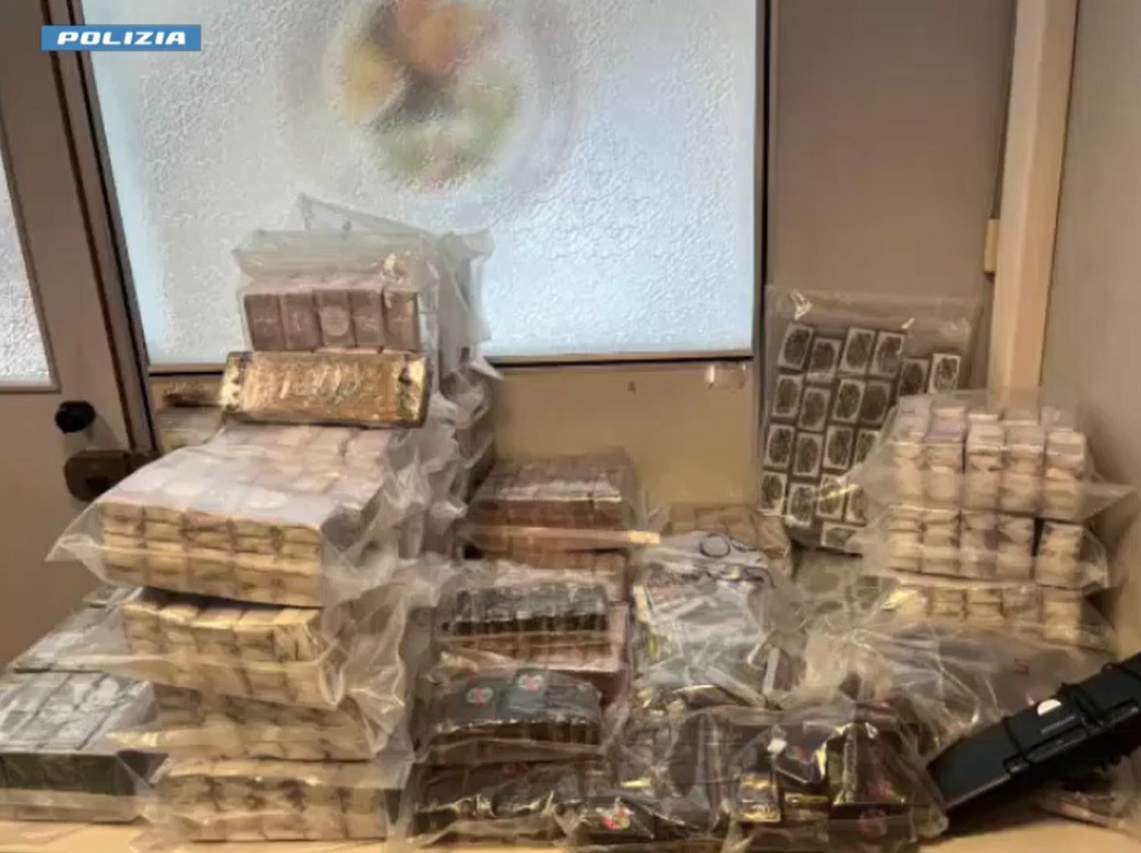 Nell’auto 30 kg di hashish e nei frigo altri 160: pusher arrestati
